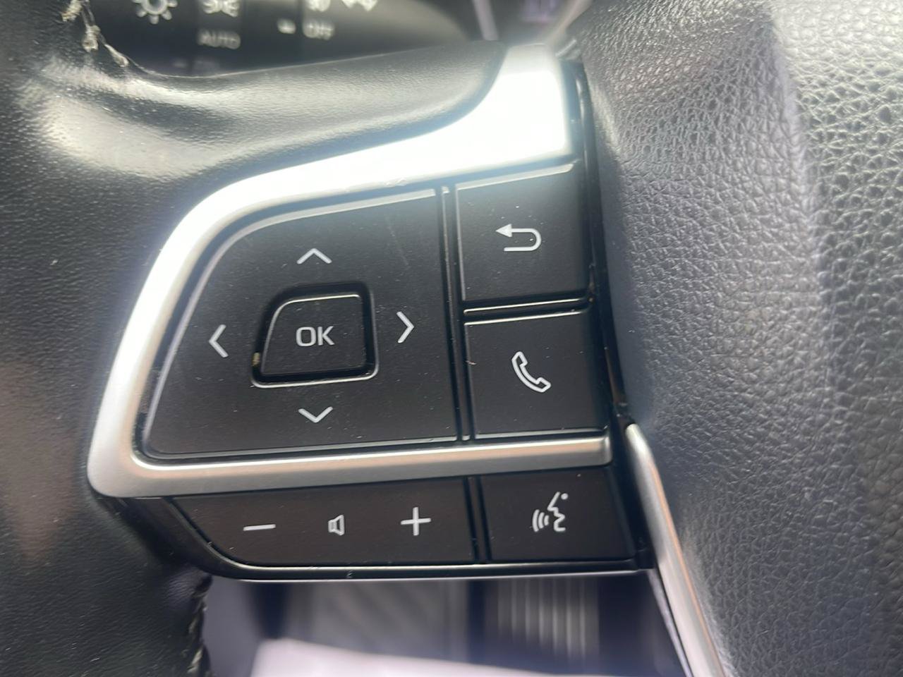 Used 2022 Toyota Highlander XLE AWD/4WD image 11