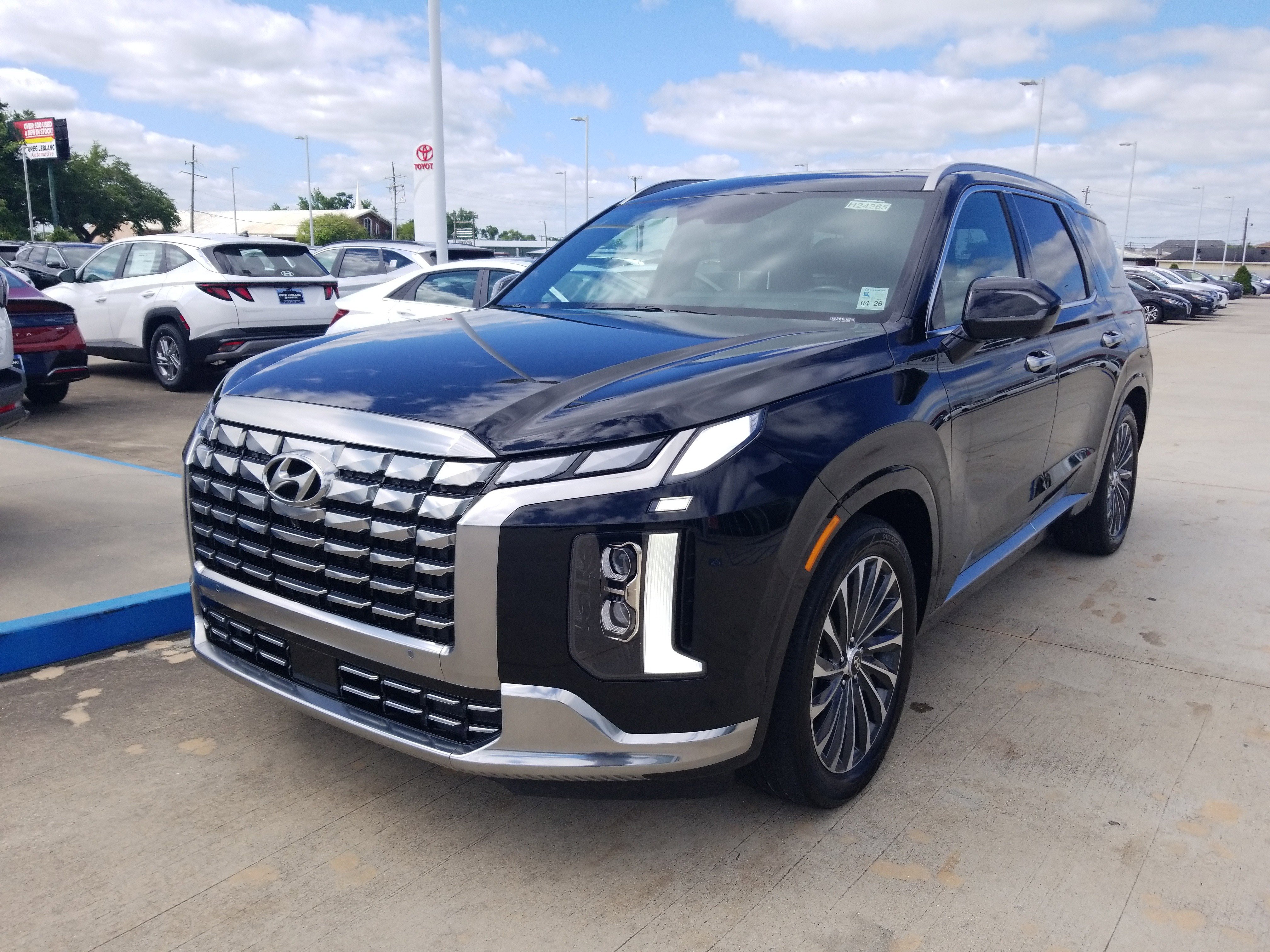 Used 2024 Hyundai Palisade Calligraphy image 3