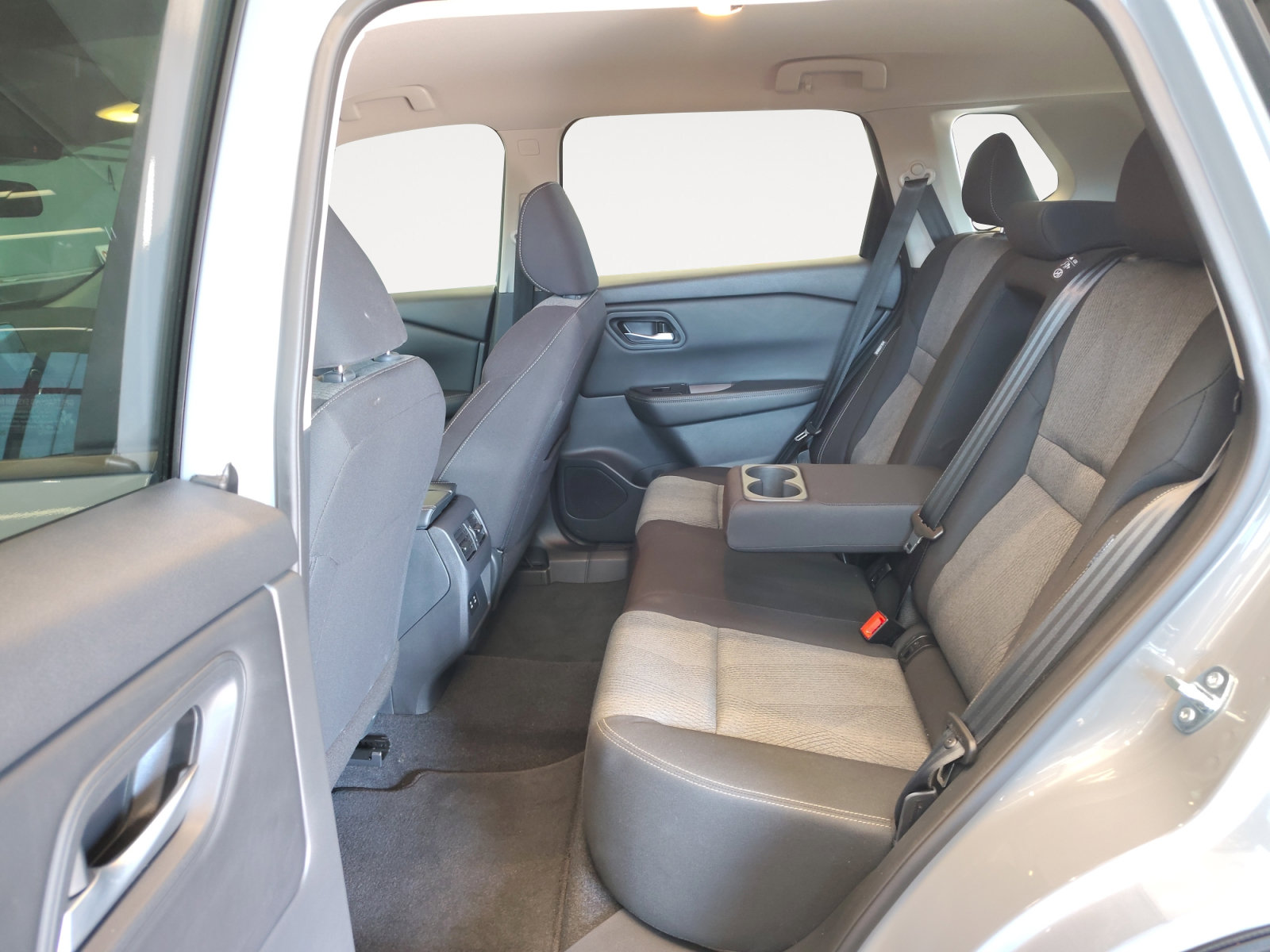 Certified 2026 Nissan Rogue SV FWD image 24