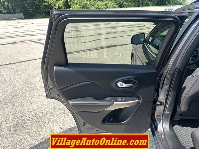 Used 2017 Jeep Cherokee Latitude w/ Comfort/Convenience Group AWD/4WD image 28
