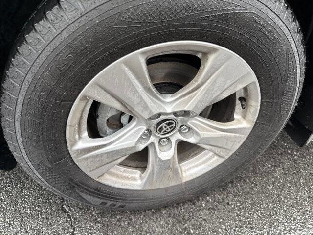 Used 2021 Toyota RAV4 XLE w/ Convenience Package image 3