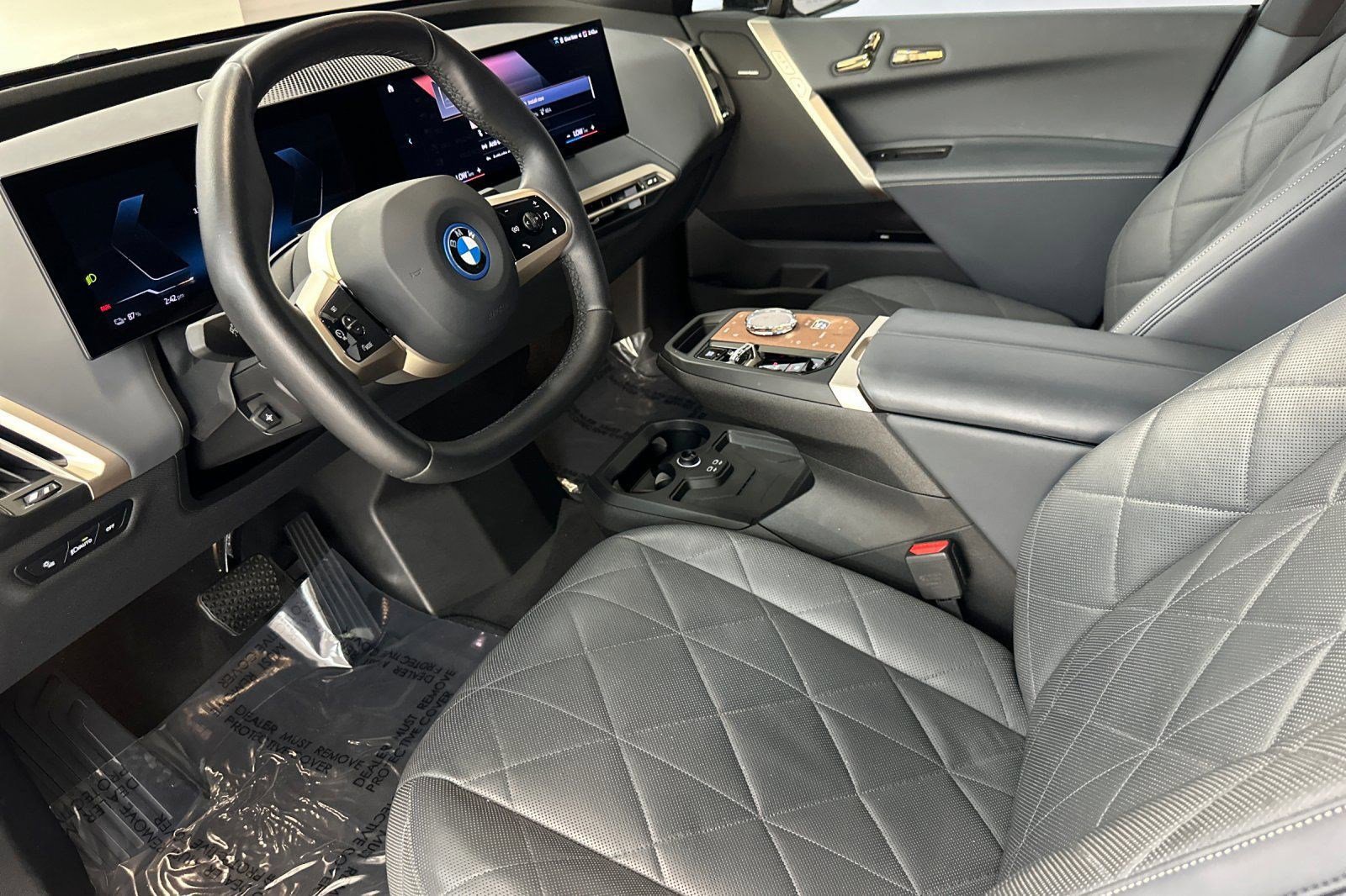 Used 2023 BMW iX xDrive50 w/ Premium Package AWD/4WD image 4
