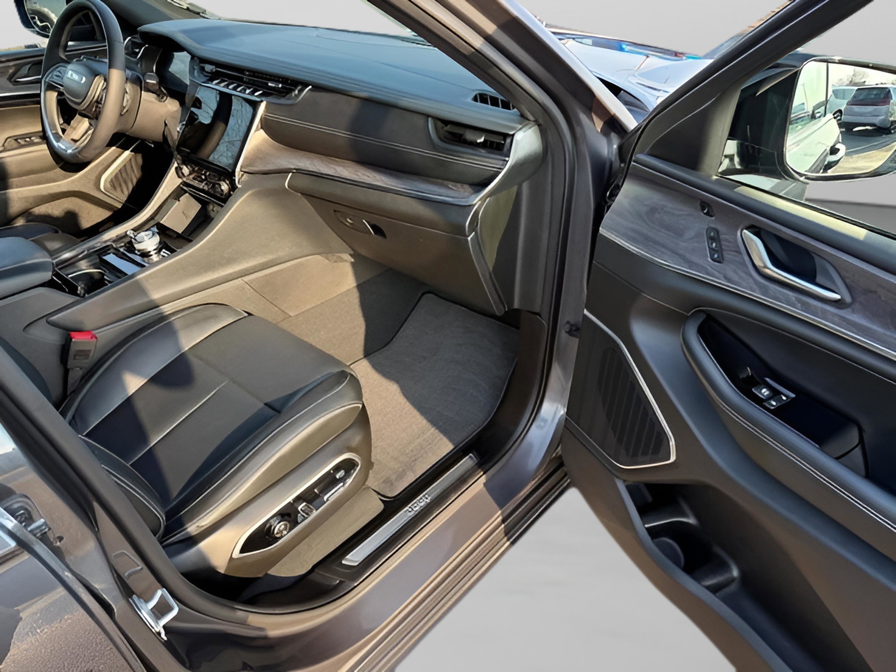 Certified 2025 Jeep Grand Cherokee Overland w/ Luxury Tech Group IV image 15