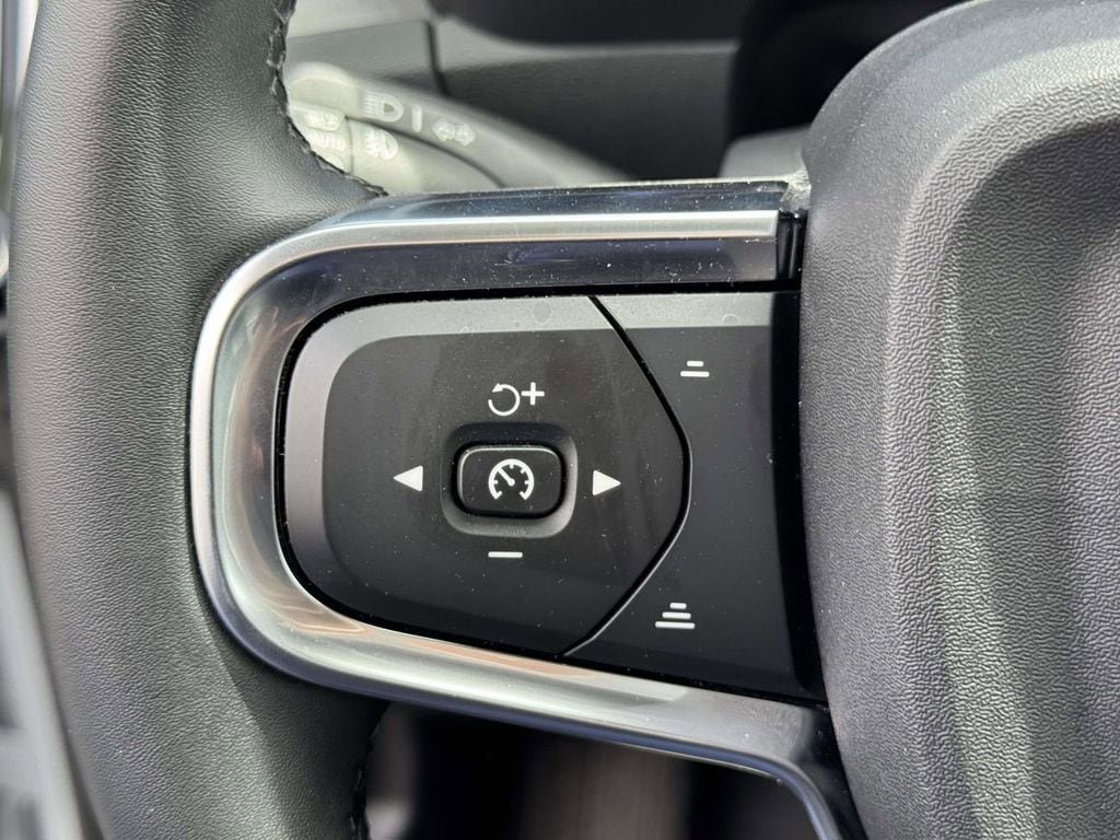 Certified 2025 Volvo XC40 B5 Plus AWD/4WD image 22