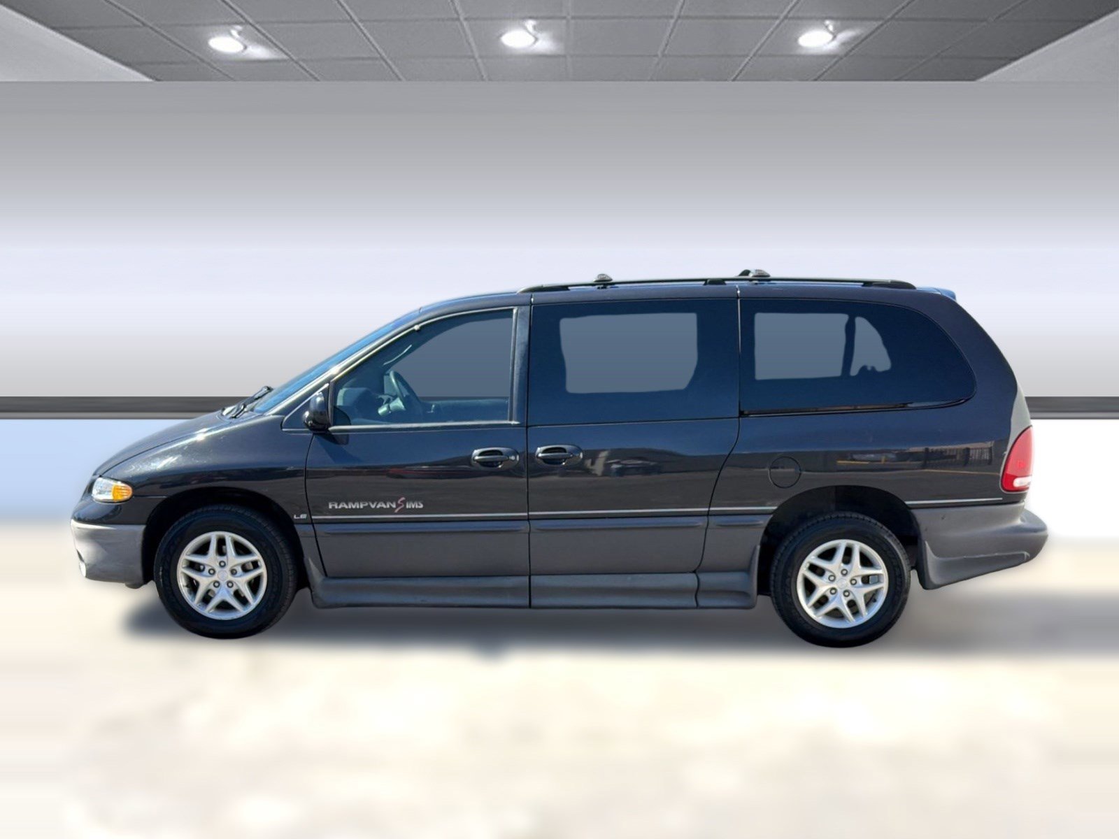Used 1999 Dodge Grand Caravan LE image 2