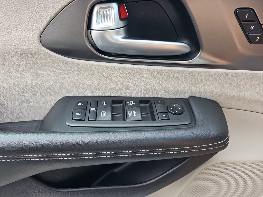 Used 2024 Chrysler Pacifica Touring-L FWD image 25