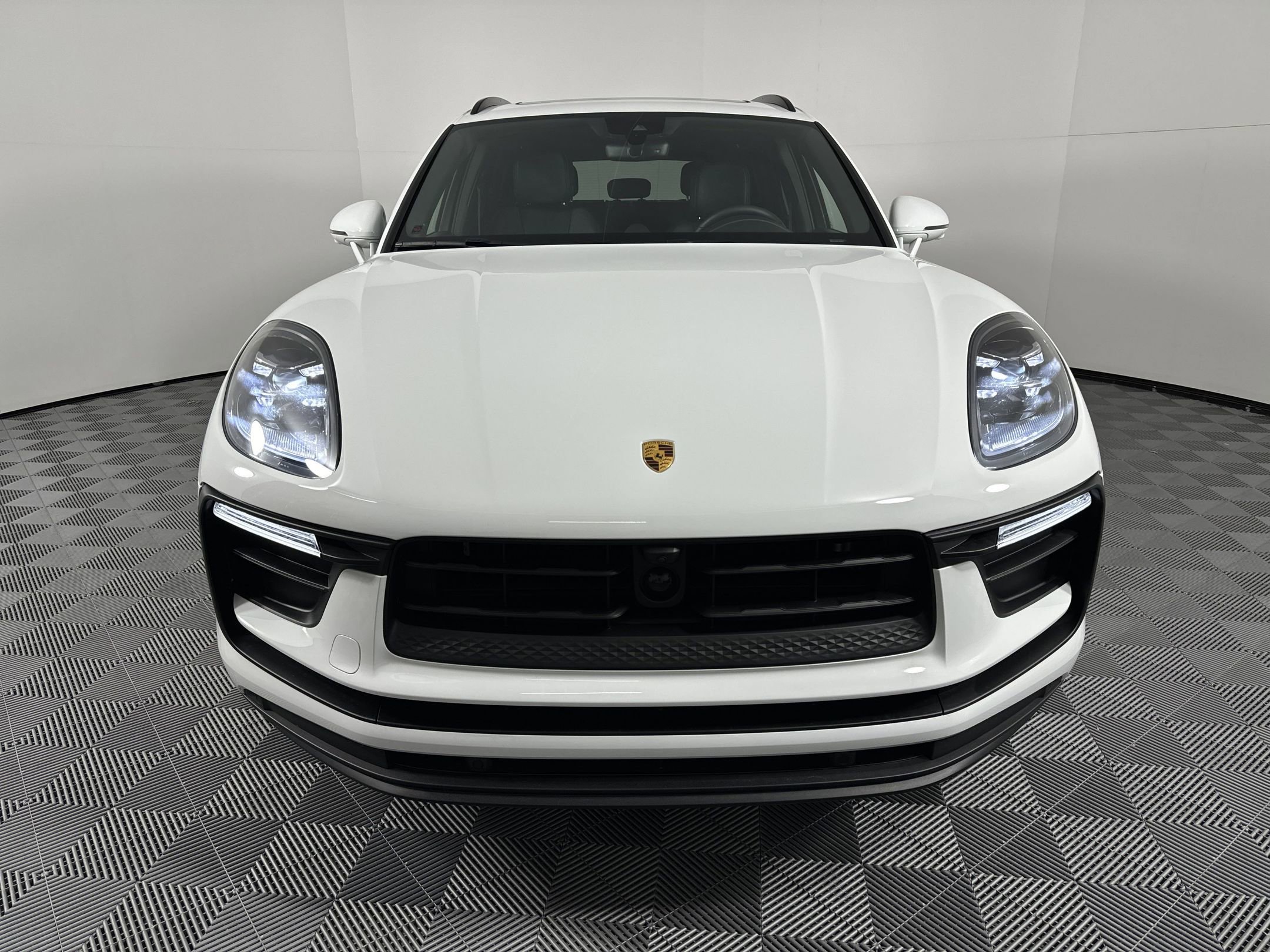 Certified 2025 Porsche Macan image 6