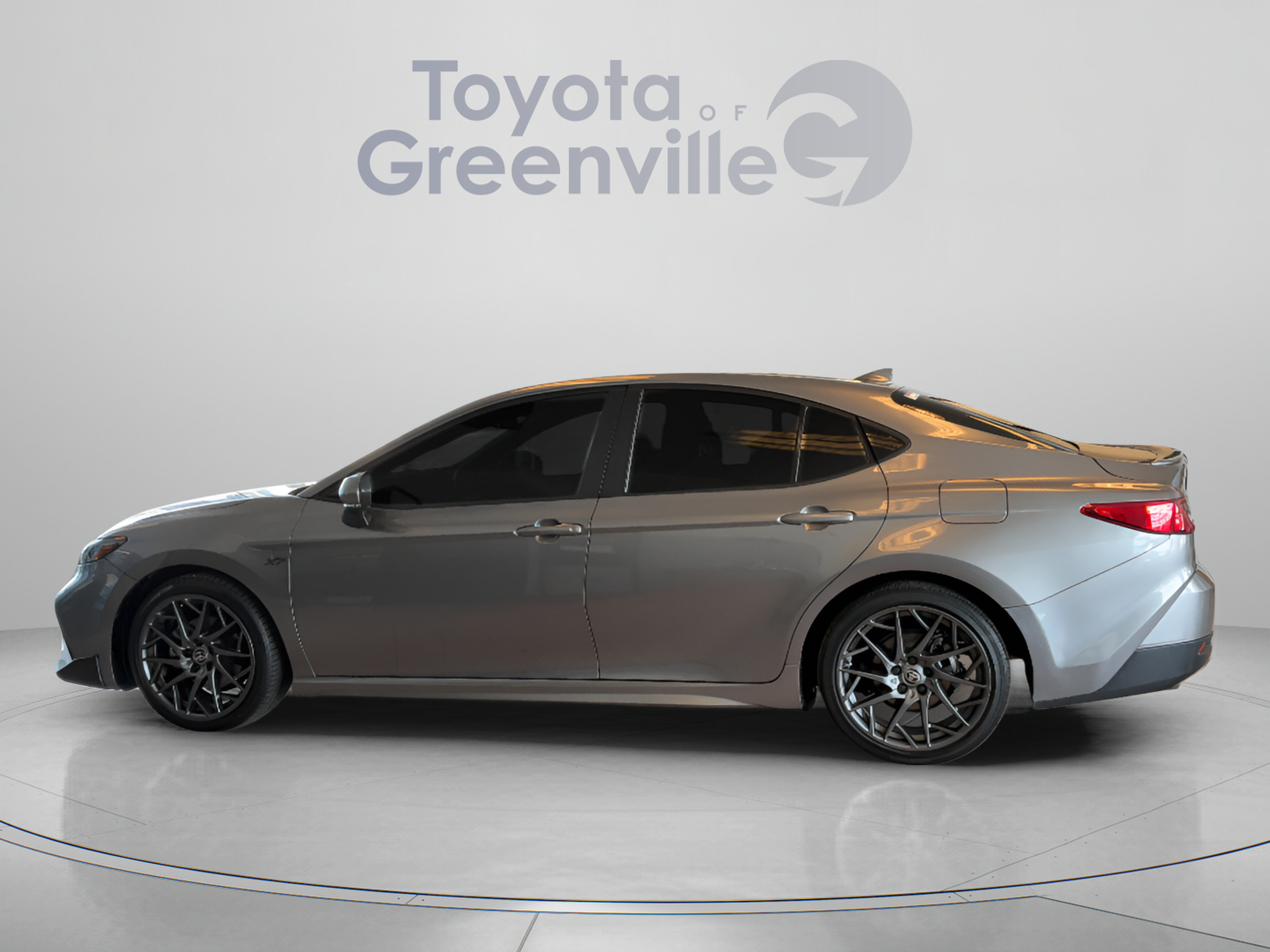 Used 2025 Toyota Camry SE w/ Convenience Package FWD image 2
