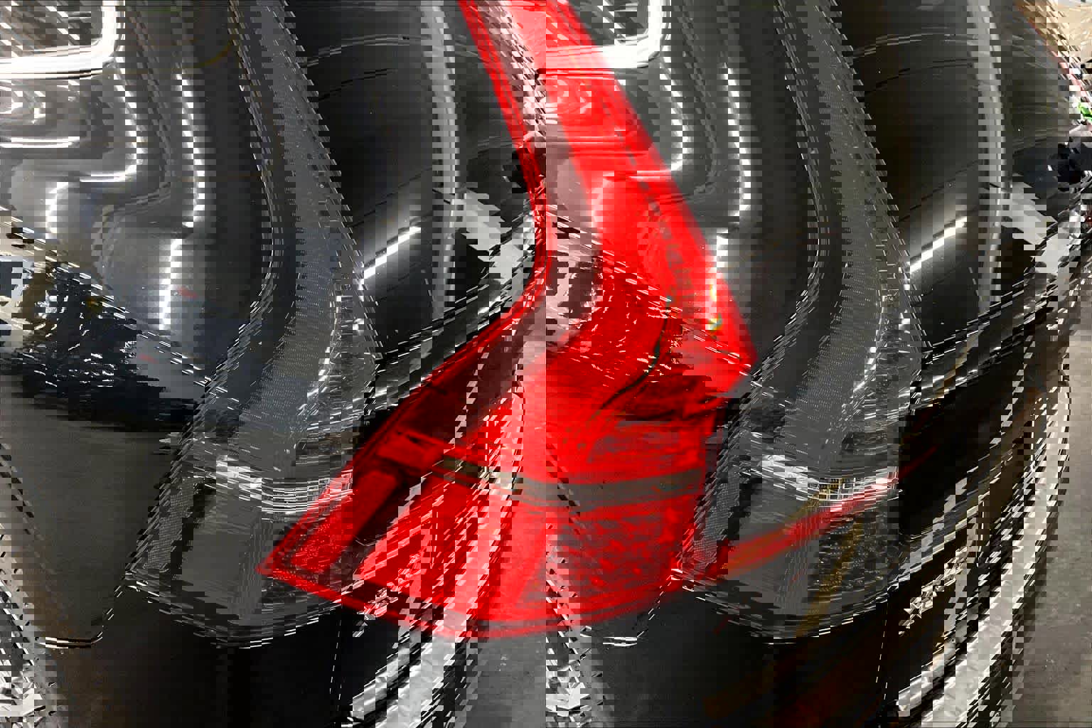 Used 2019 Volvo XC60 T8 Momentum w/ Advanced Package image 28