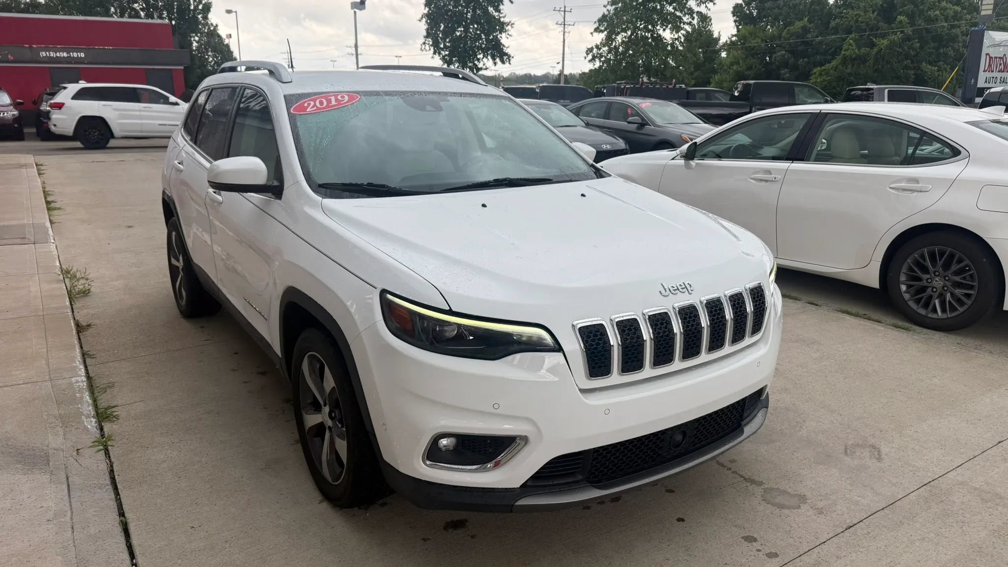 Used 2019 Jeep Cherokee Limited w/ Luxury Group FWD image 2