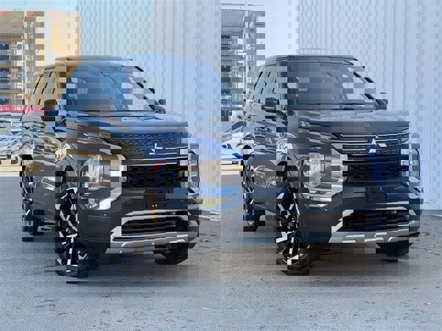 Used 2024 Mitsubishi Outlander SE image 2