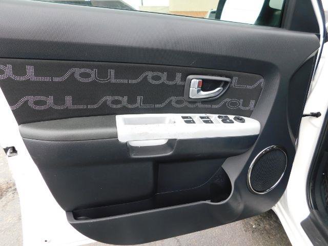 Used 2012 Kia Soul + image 11