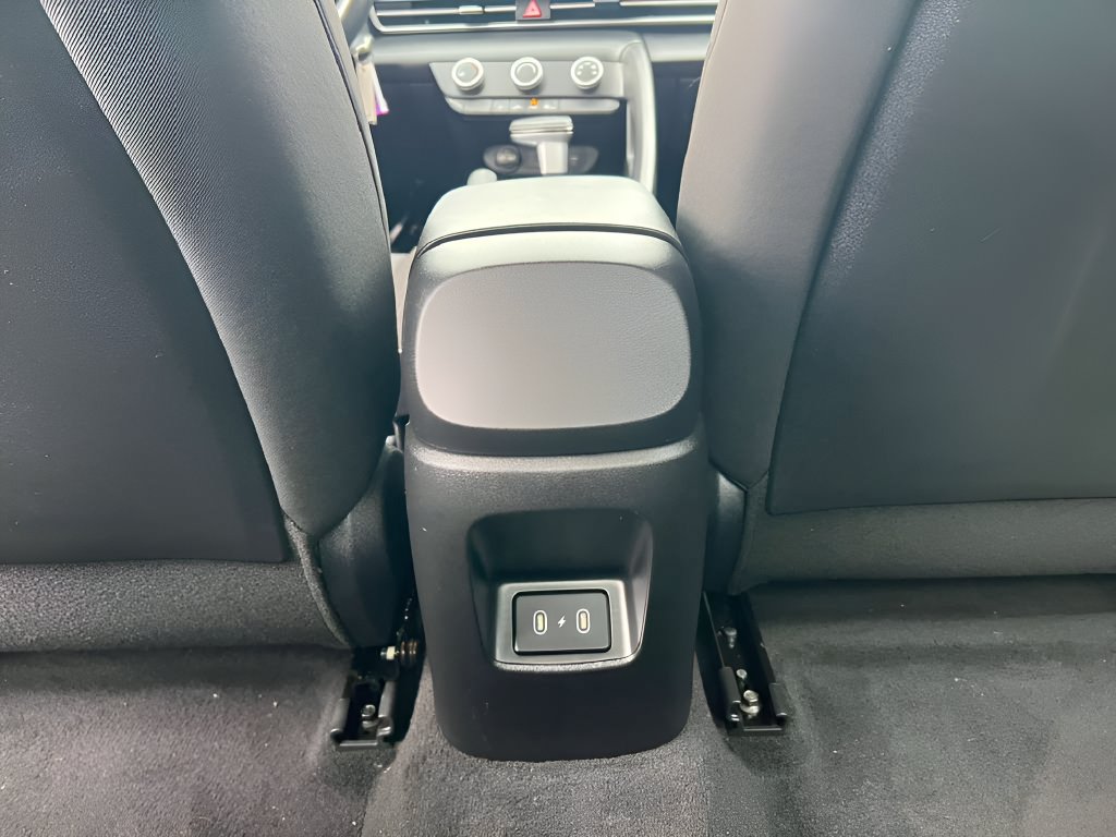 Used 2024 Hyundai Elantra SE FWD image 21