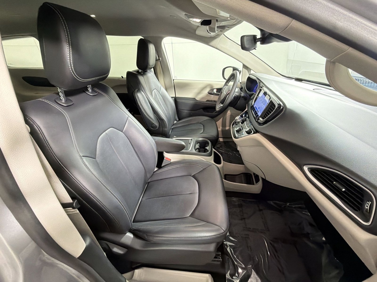 Used 2024 Chrysler Pacifica Touring-L image 26