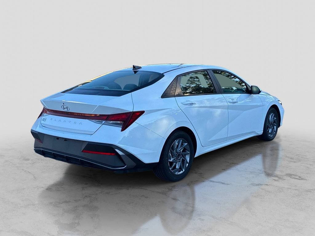 Used 2024 Hyundai Elantra SEL FWD image 7