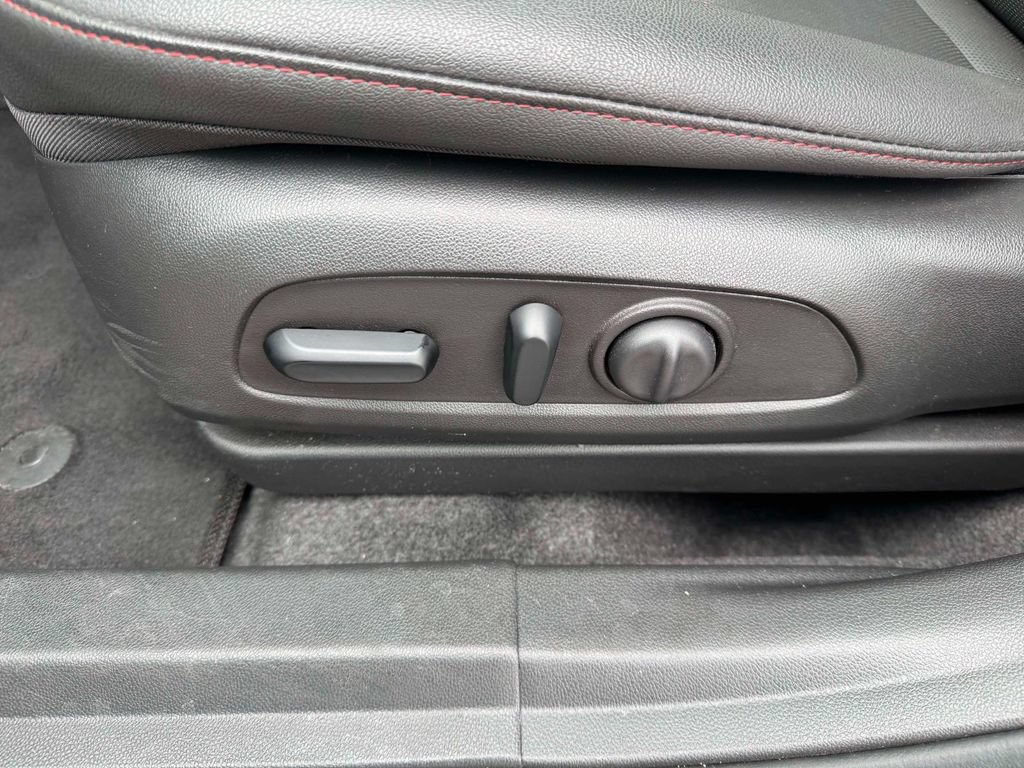 Used 2026 Chevrolet Trax RS w/ Sunroof Package FWD image 16