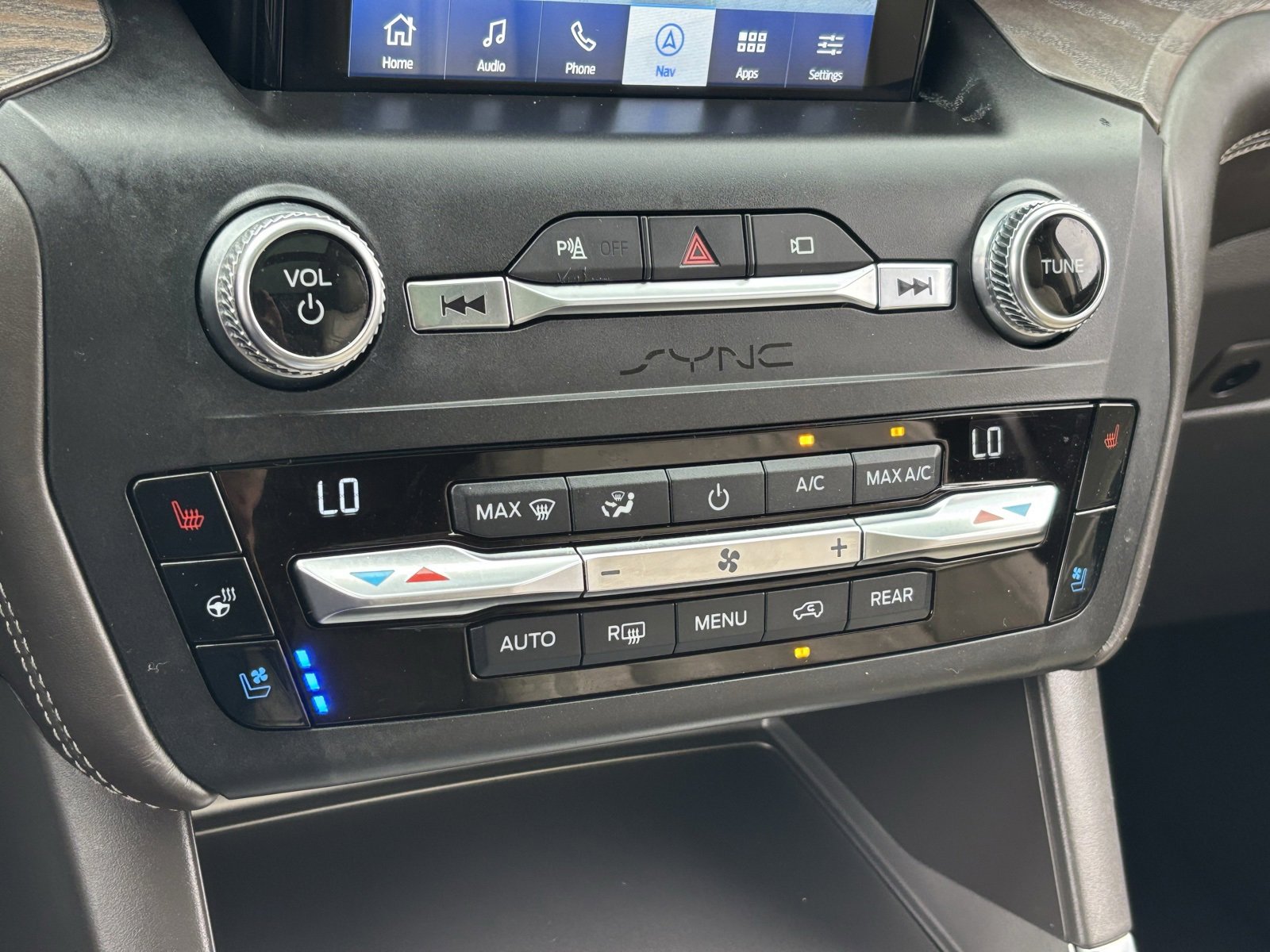 Used 2020 Ford Explorer Platinum w/ Premium Technology Package image 24