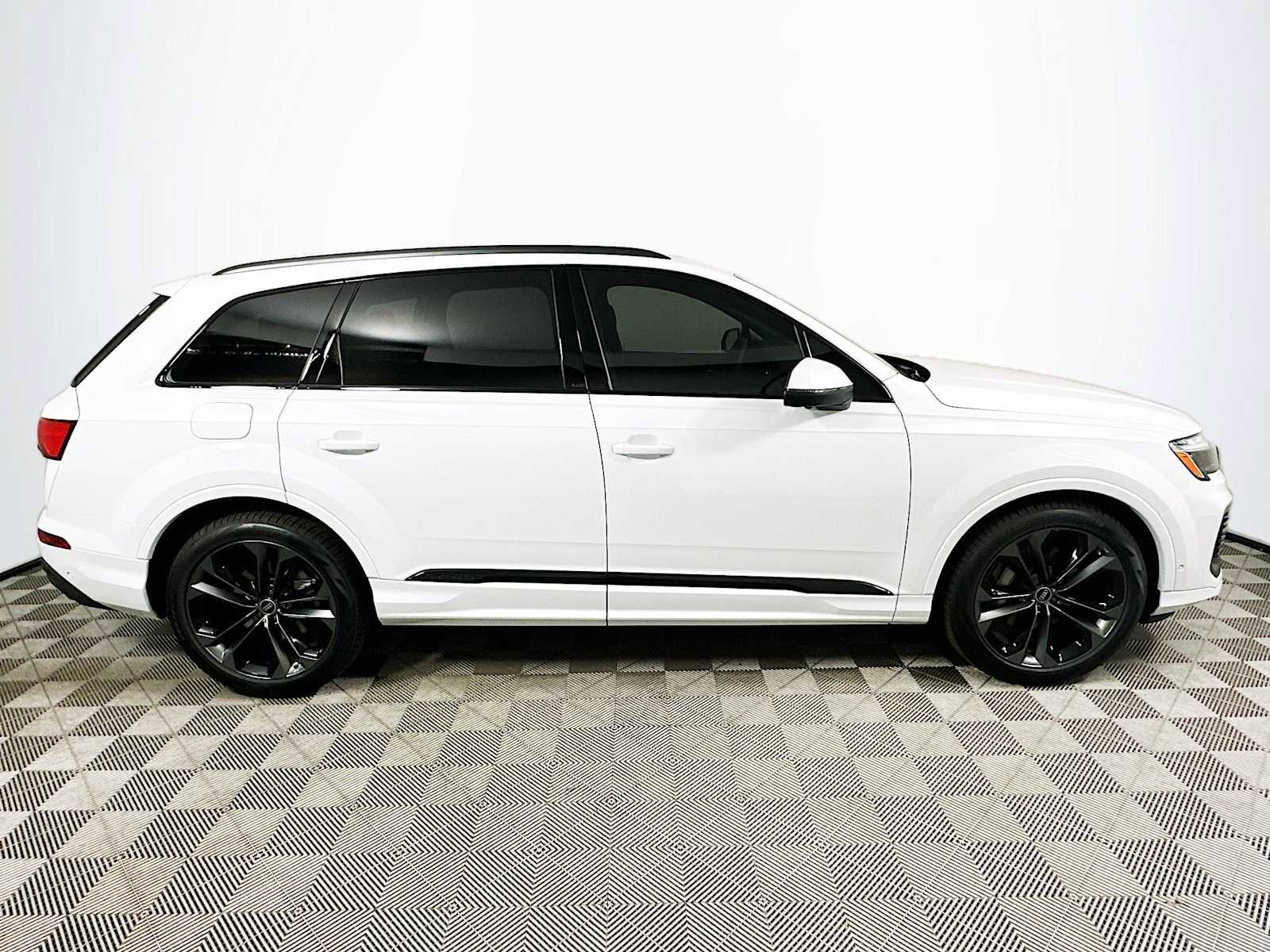 New 2025 Audi Q7 3.0T Prestige image 8