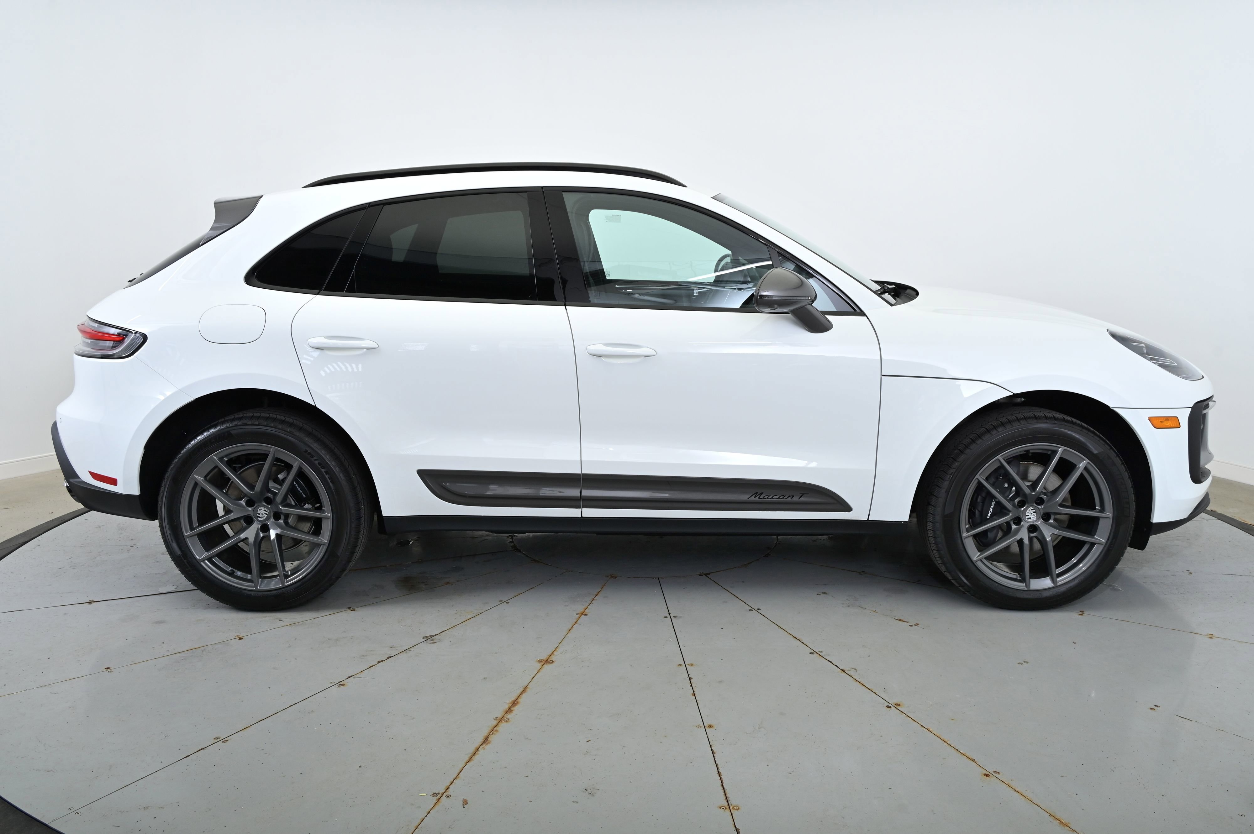 Certified 2025 Porsche Macan image 8