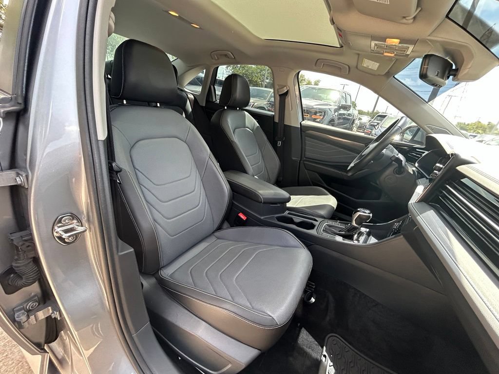 Used 2025 Volkswagen Jetta SEL FWD image 31