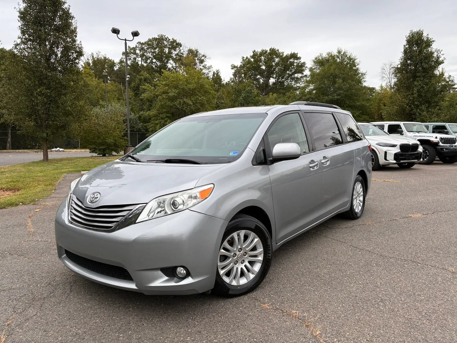 Used 2015 Toyota Sienna XLE FWD image 4
