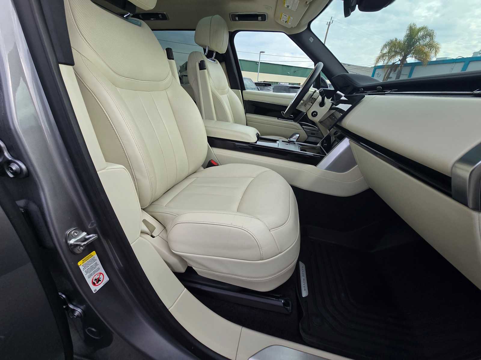 Used 2024 Land Rover Range Rover SE image 11
