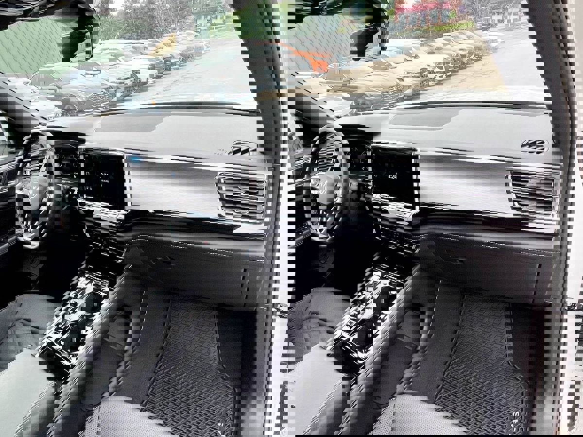 Used 2024 Volkswagen Atlas Cross Sport SE w/ Panoramic Sunroof Package image 9