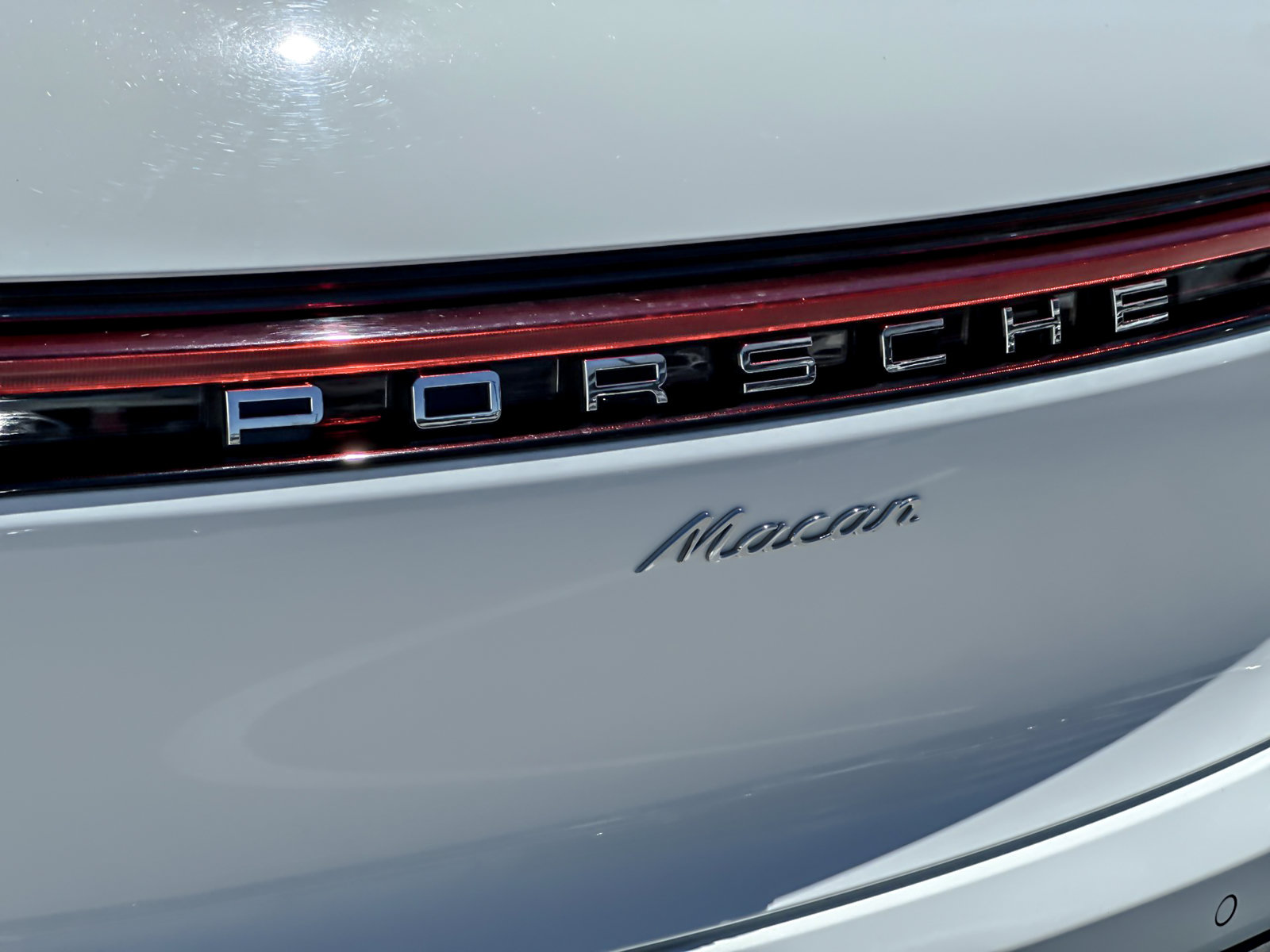 Certified 2024 Porsche Macan AWD/4WD image 23