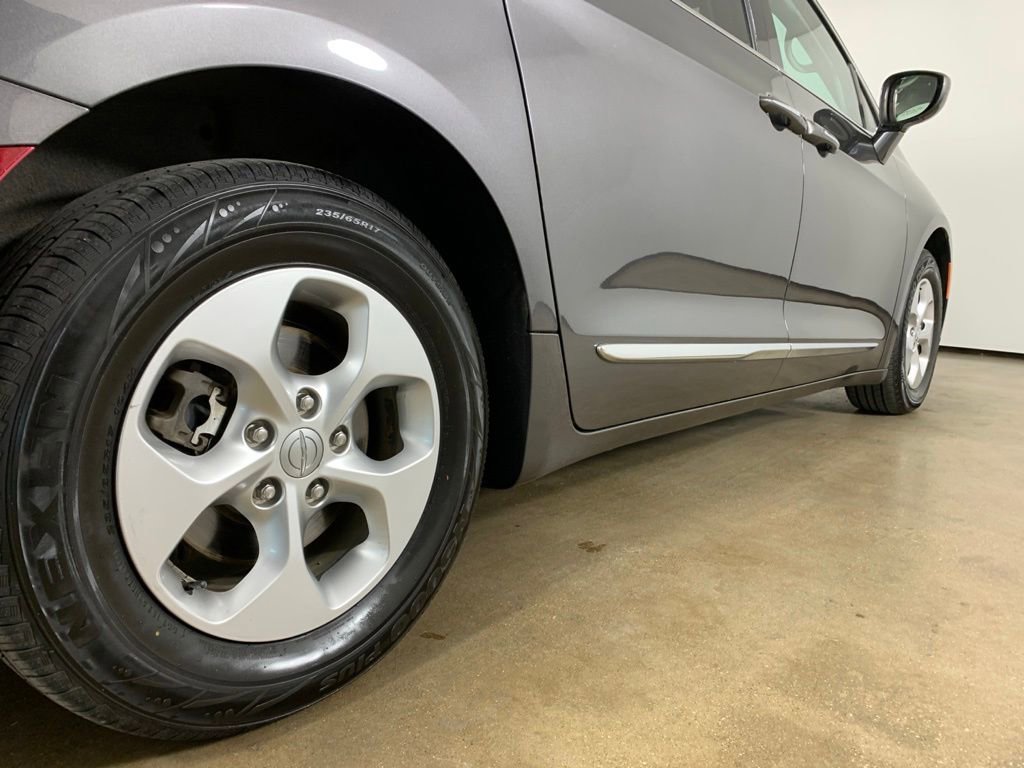 Used 2017 Chrysler Pacifica Touring-L Plus FWD image 9