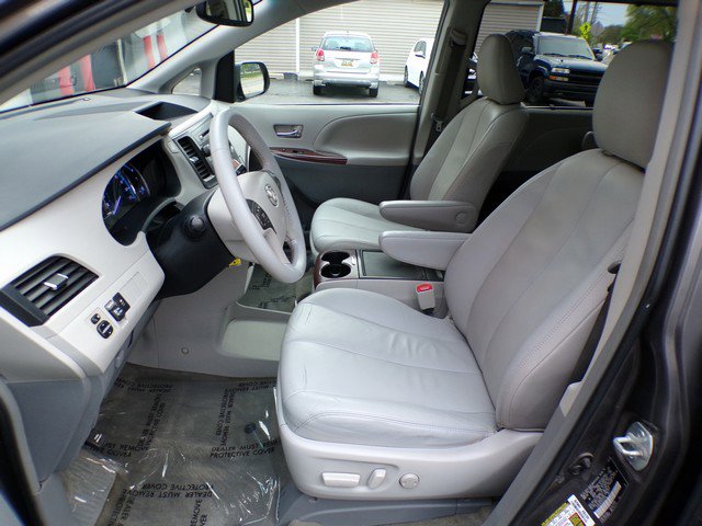Used 2013 Toyota Sienna XLE FWD image 9