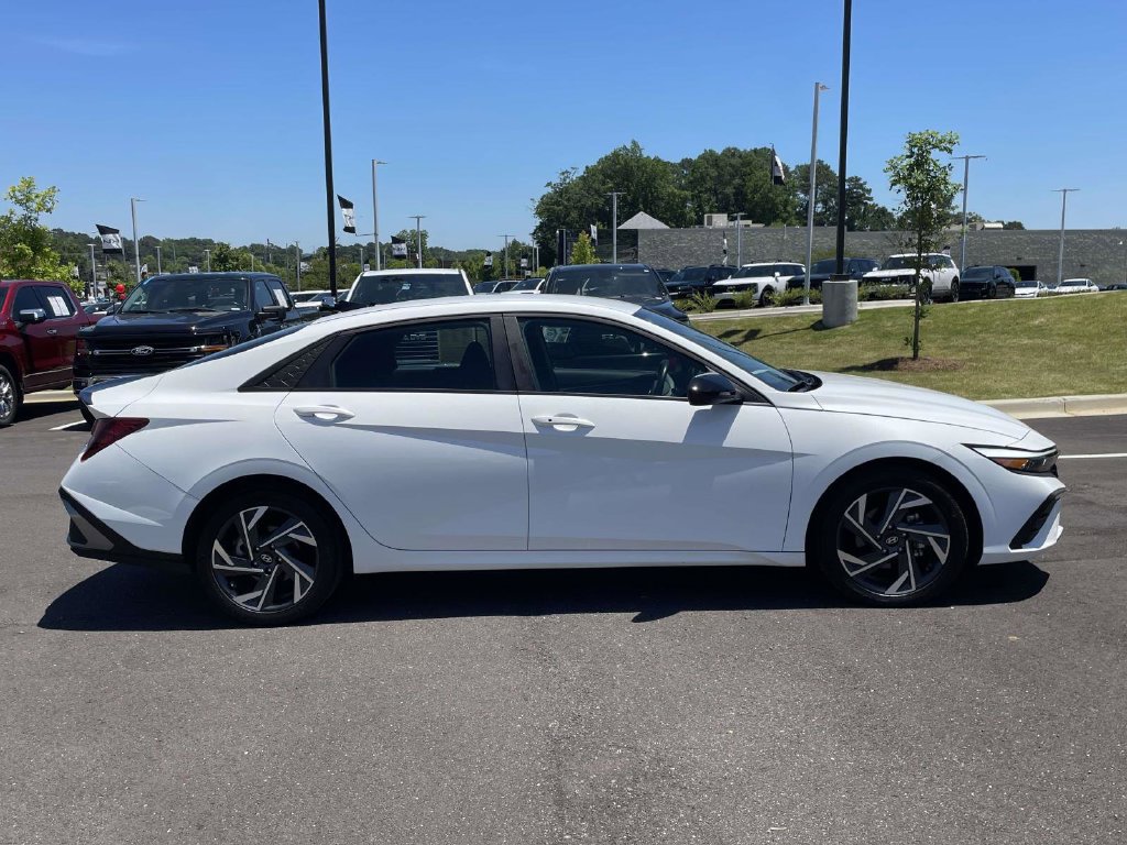 Used 2025 Hyundai Elantra Sport FWD image 2