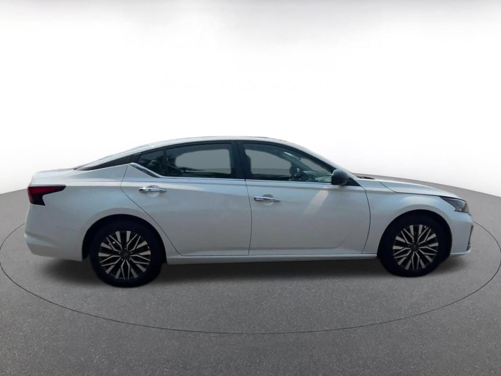 Used 2025 Nissan Altima 2.5 SV FWD image 15