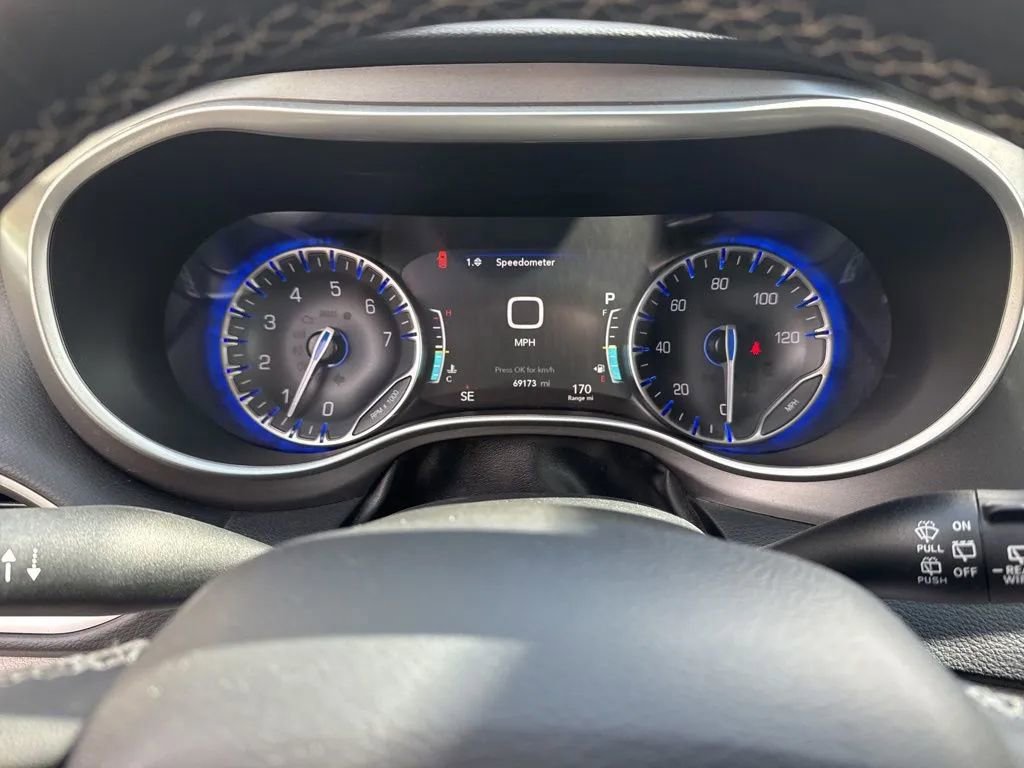 Used 2023 Chrysler Pacifica Touring-L image 22