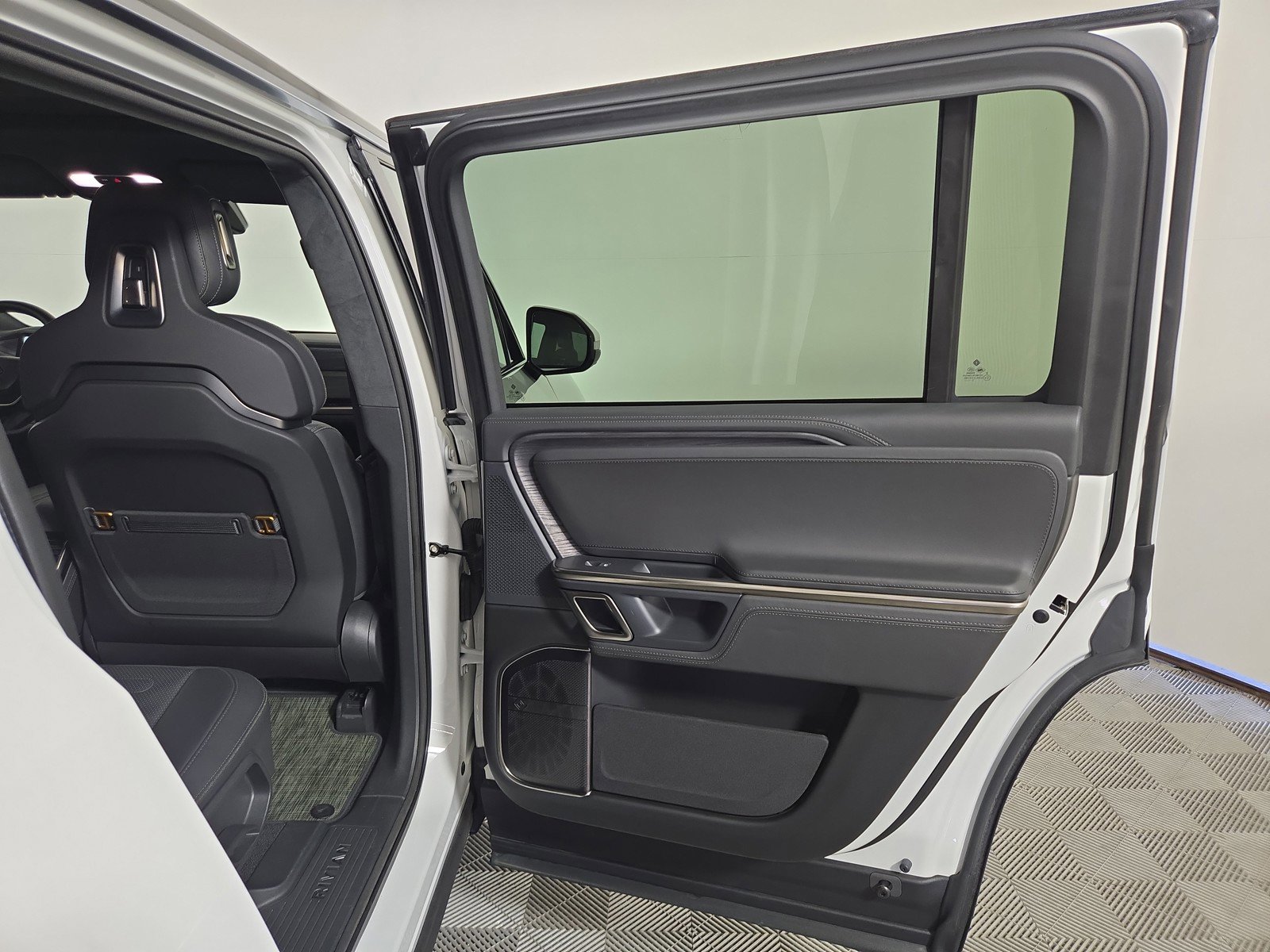 Used 2023 Rivian R1S Adventure AWD/4WD image 19