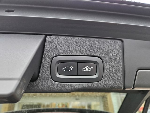 Certified 2023 Volvo XC60 B5 Ultimate w/ Protection Package Premier AWD/4WD image 12
