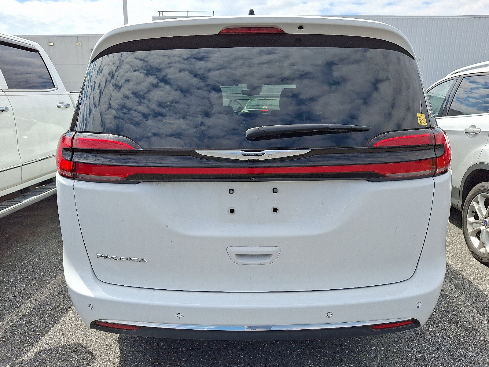 Used 2023 Chrysler Pacifica Touring-L image 5