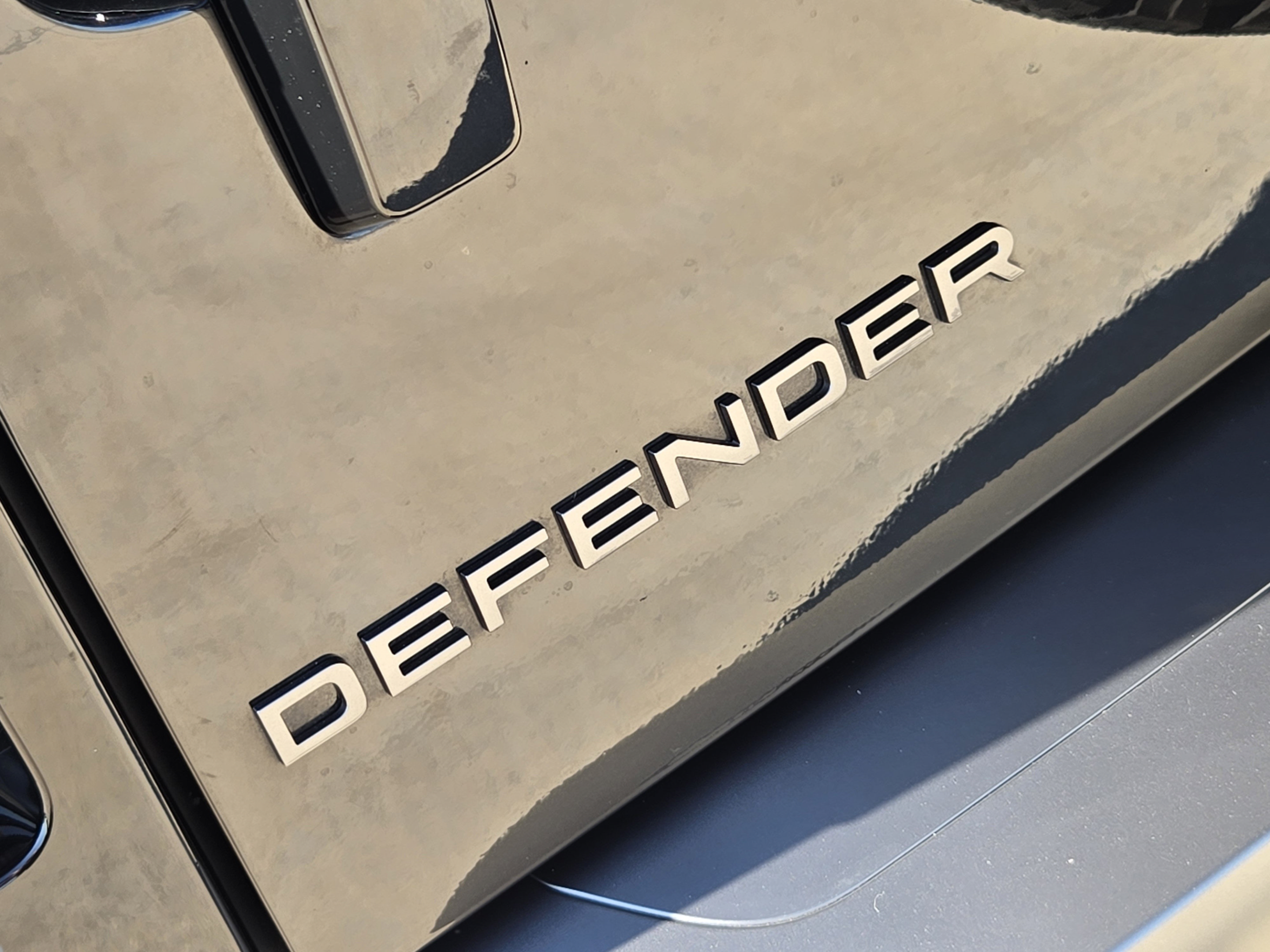 Certified 2024 Land Rover Defender 110 V8 AWD/4WD image 33