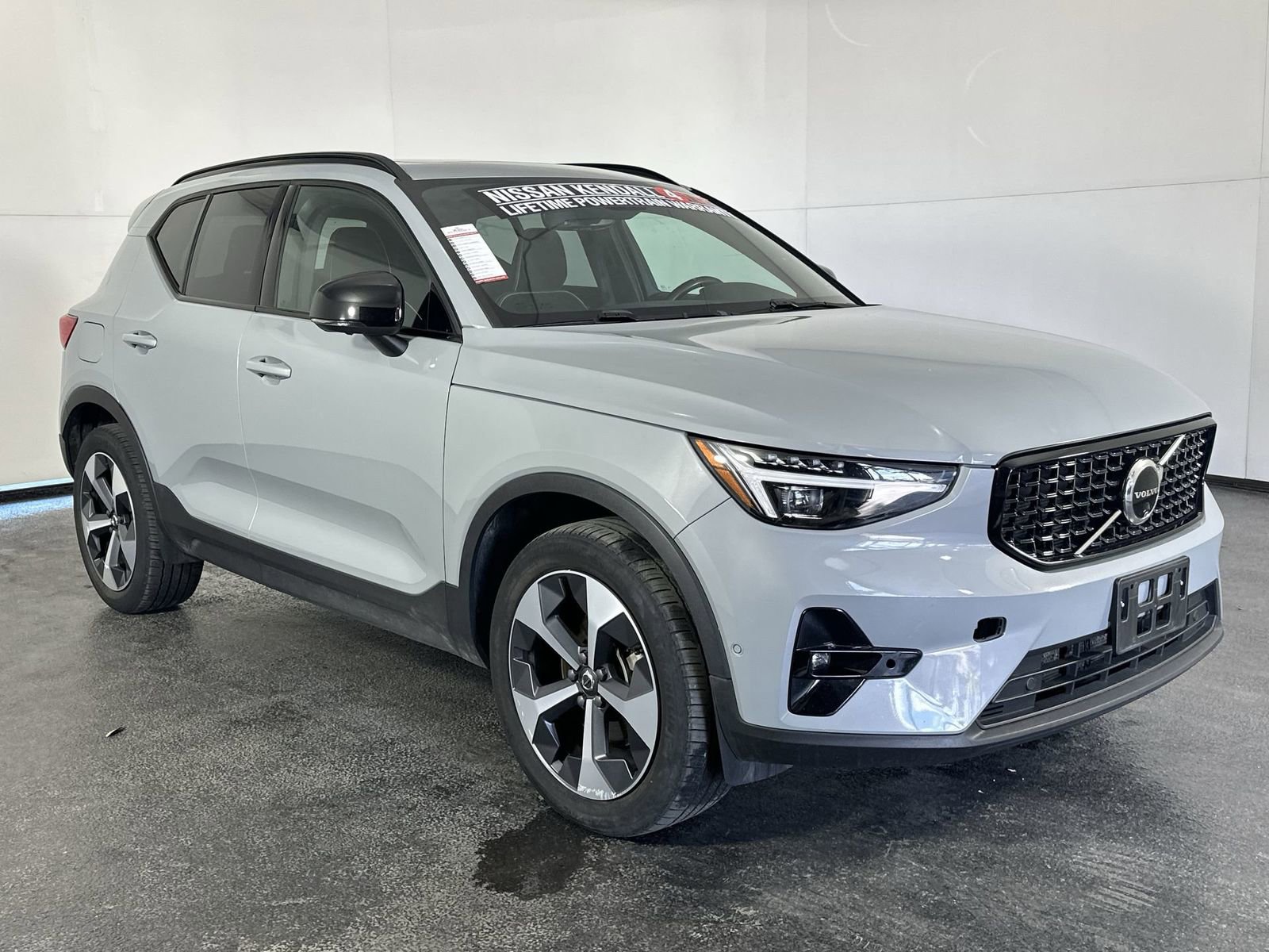 Used 2024 Volvo XC40 B5 Plus image 2