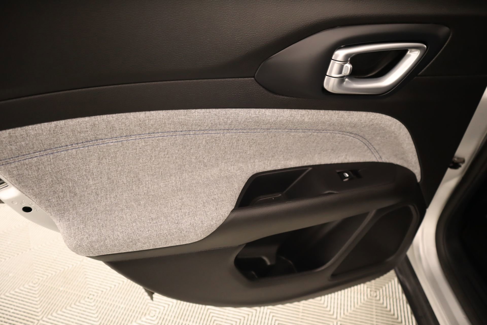 Used 2025 Jeep Compass Latitude image 15