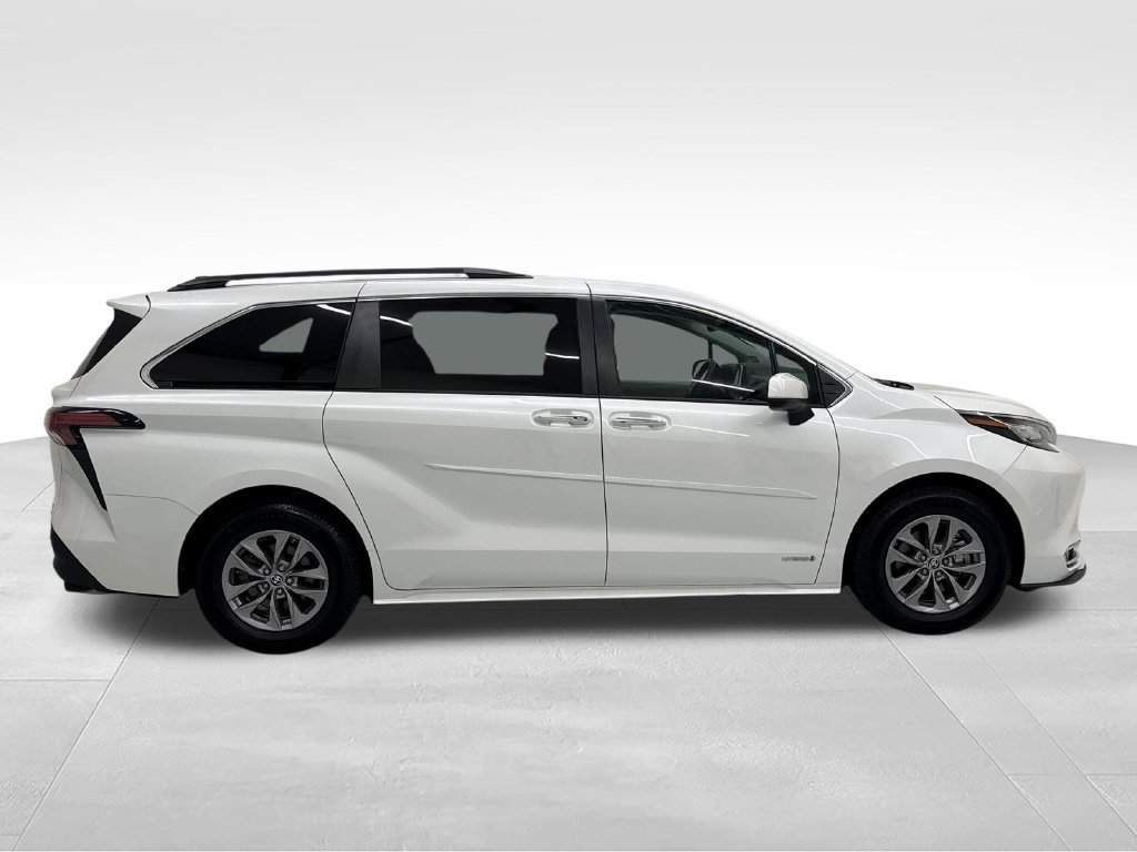 Used 2021 Toyota Sienna XLE w/ XLE Plus Package FWD image 7