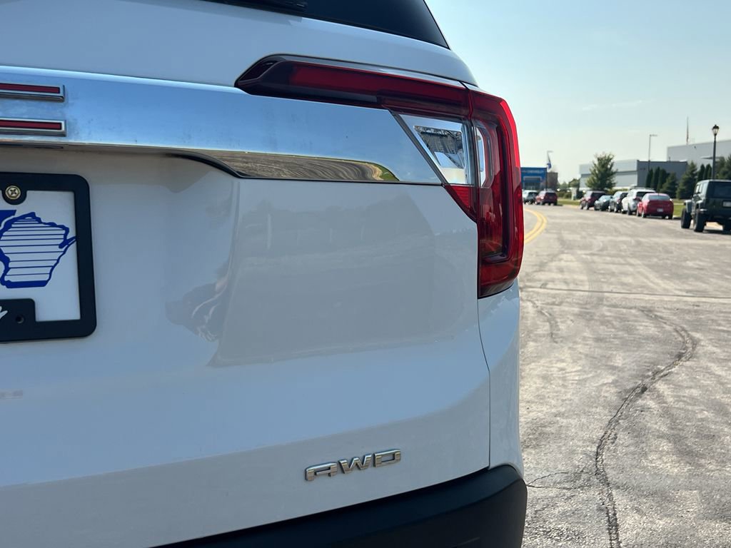 Used 2023 GMC Acadia SLT w/ LPO, Floor Liner Package image 9