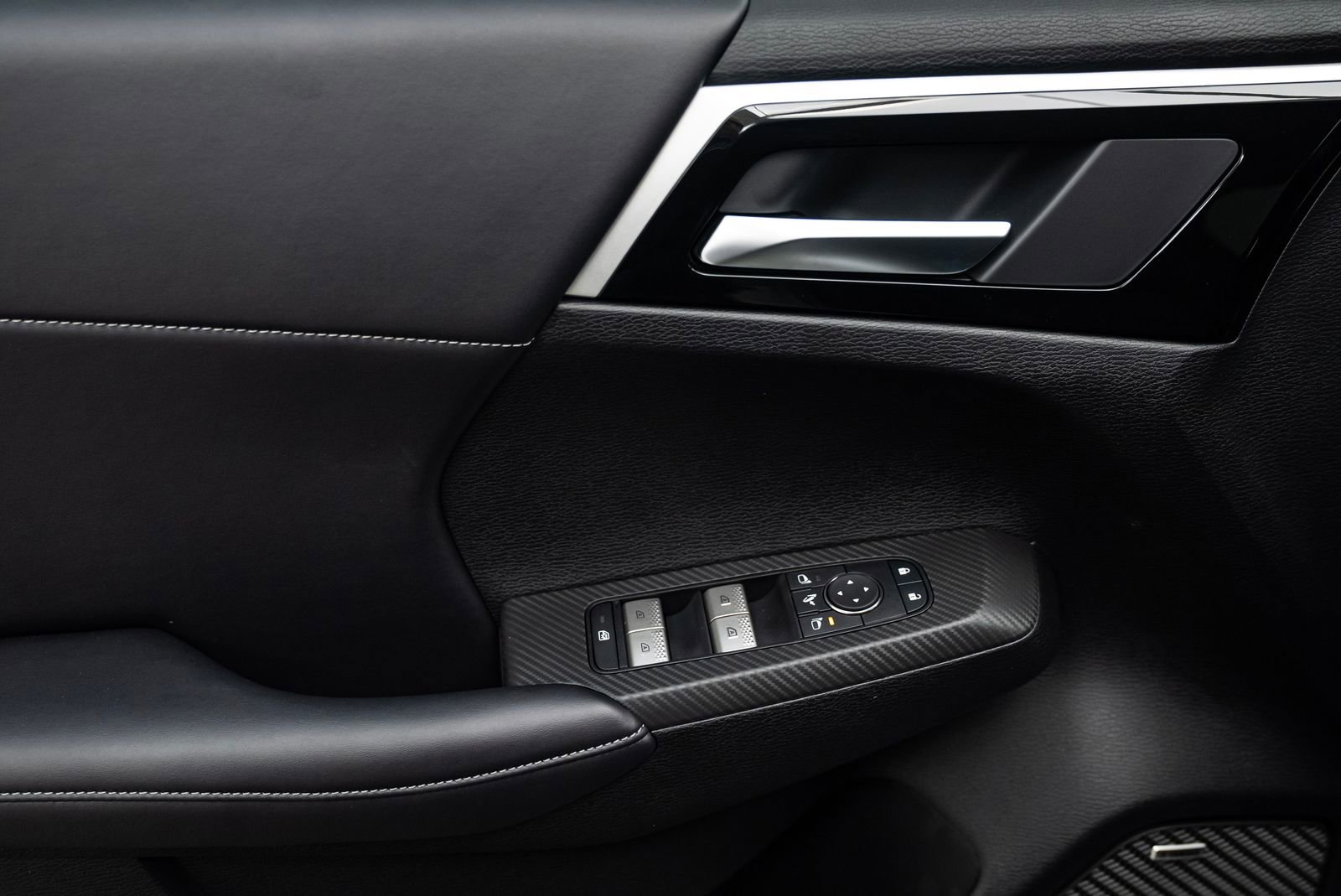 Used 2025 Mitsubishi Outlander SE image 17