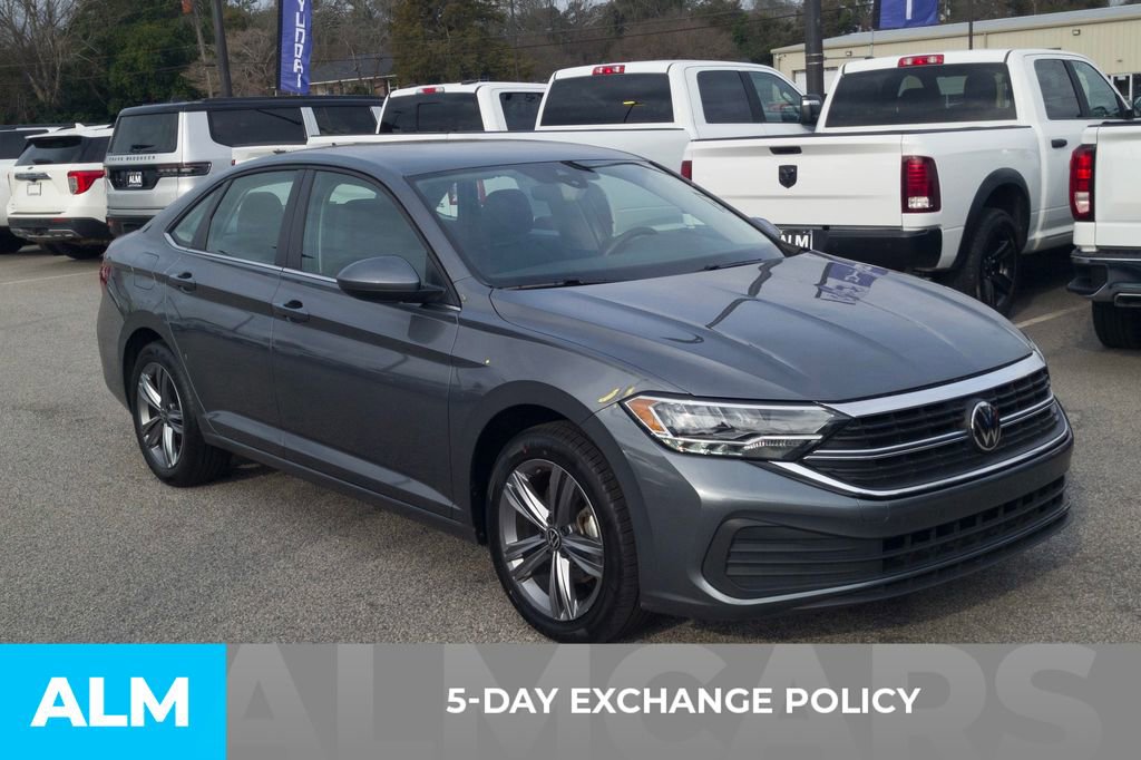 Used 2024 Volkswagen Jetta SE image 3