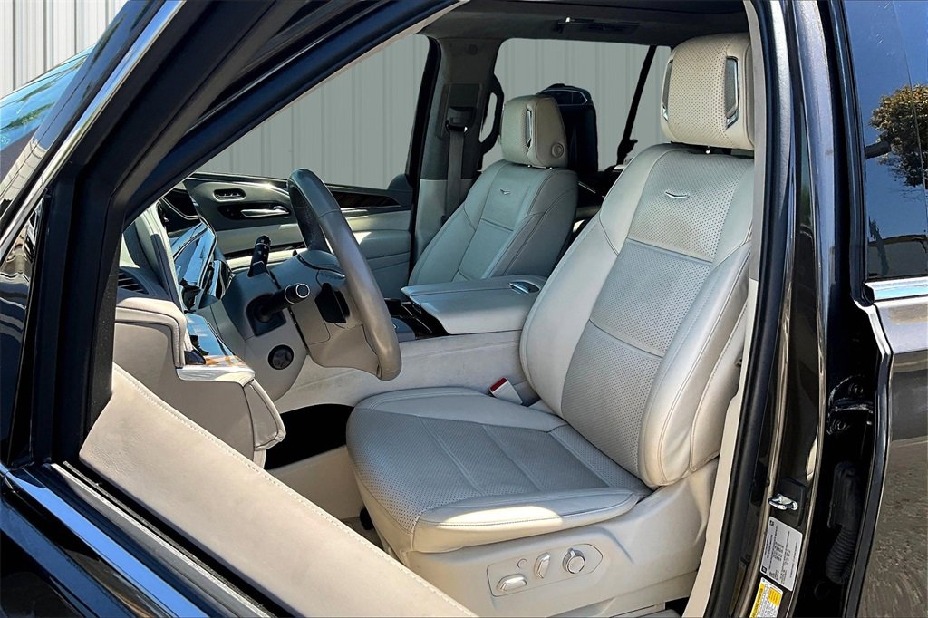 Used 2021 Cadillac Escalade Premium Luxury Platinum w/ Heavy-Duty Trailer Package image 25