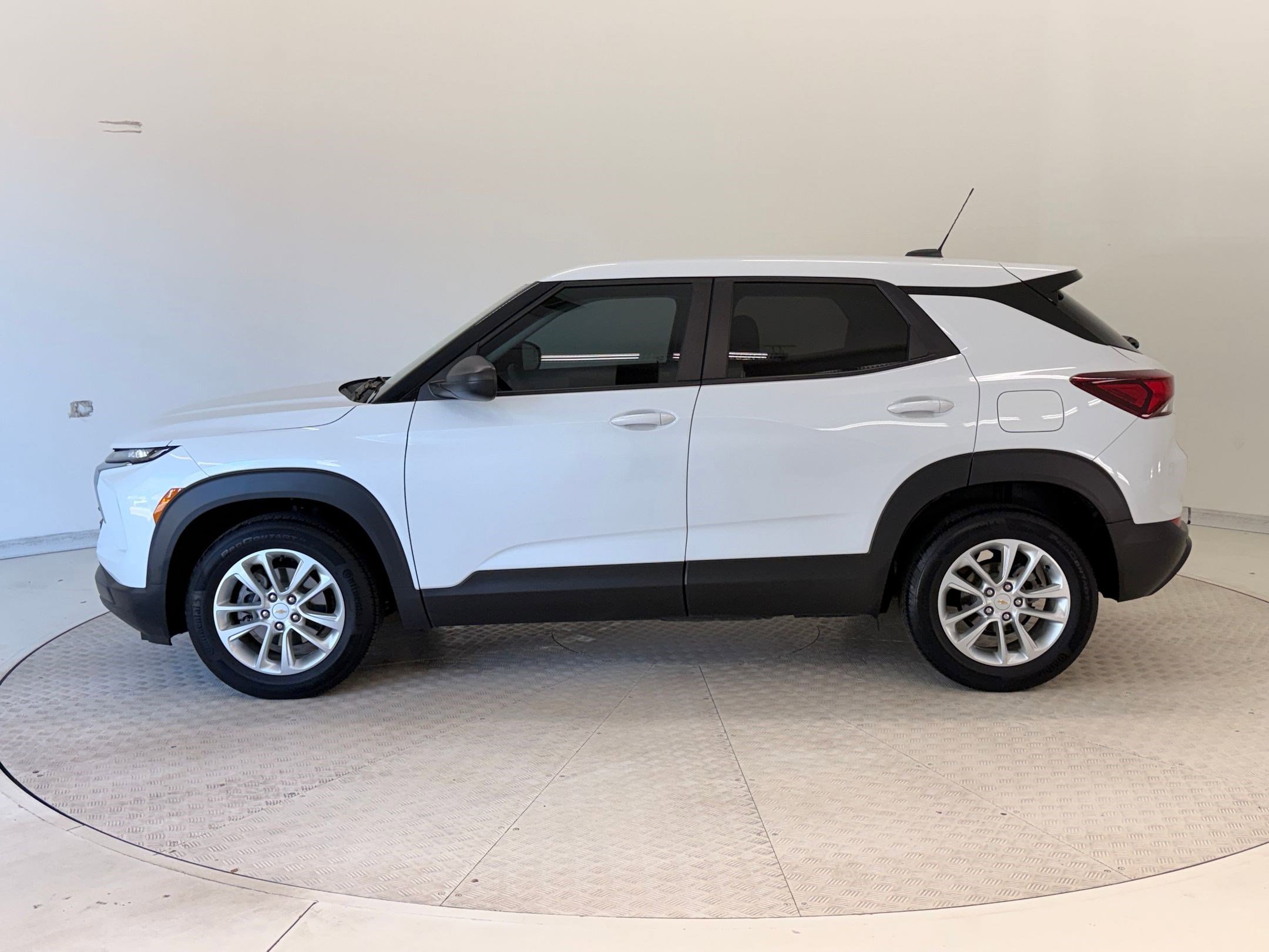 Used 2024 Chevrolet TrailBlazer LS w/ LS Convenience Package image 2