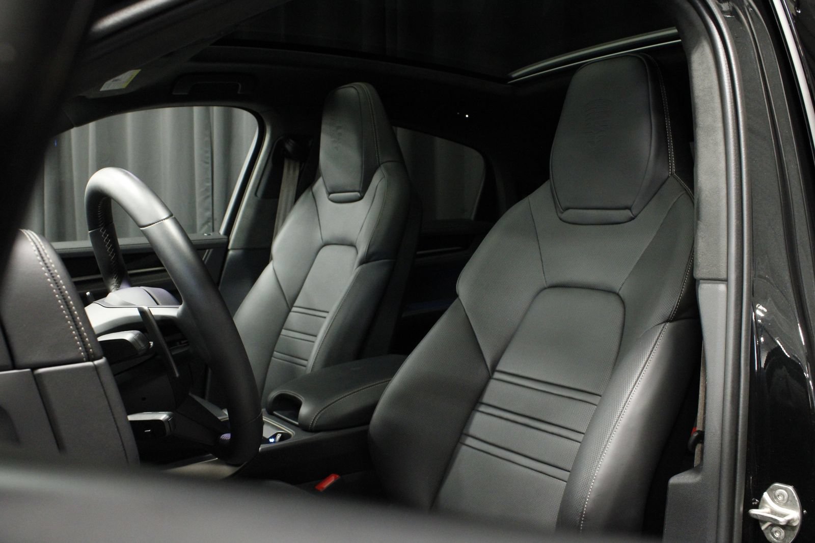 Certified 2025 Porsche Cayenne Turbo w/ Premium Package Plus AWD/4WD image 19