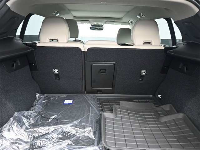 Used 2024 Volvo XC40 B5 Ultimate w/ Protection Package Premier image 31