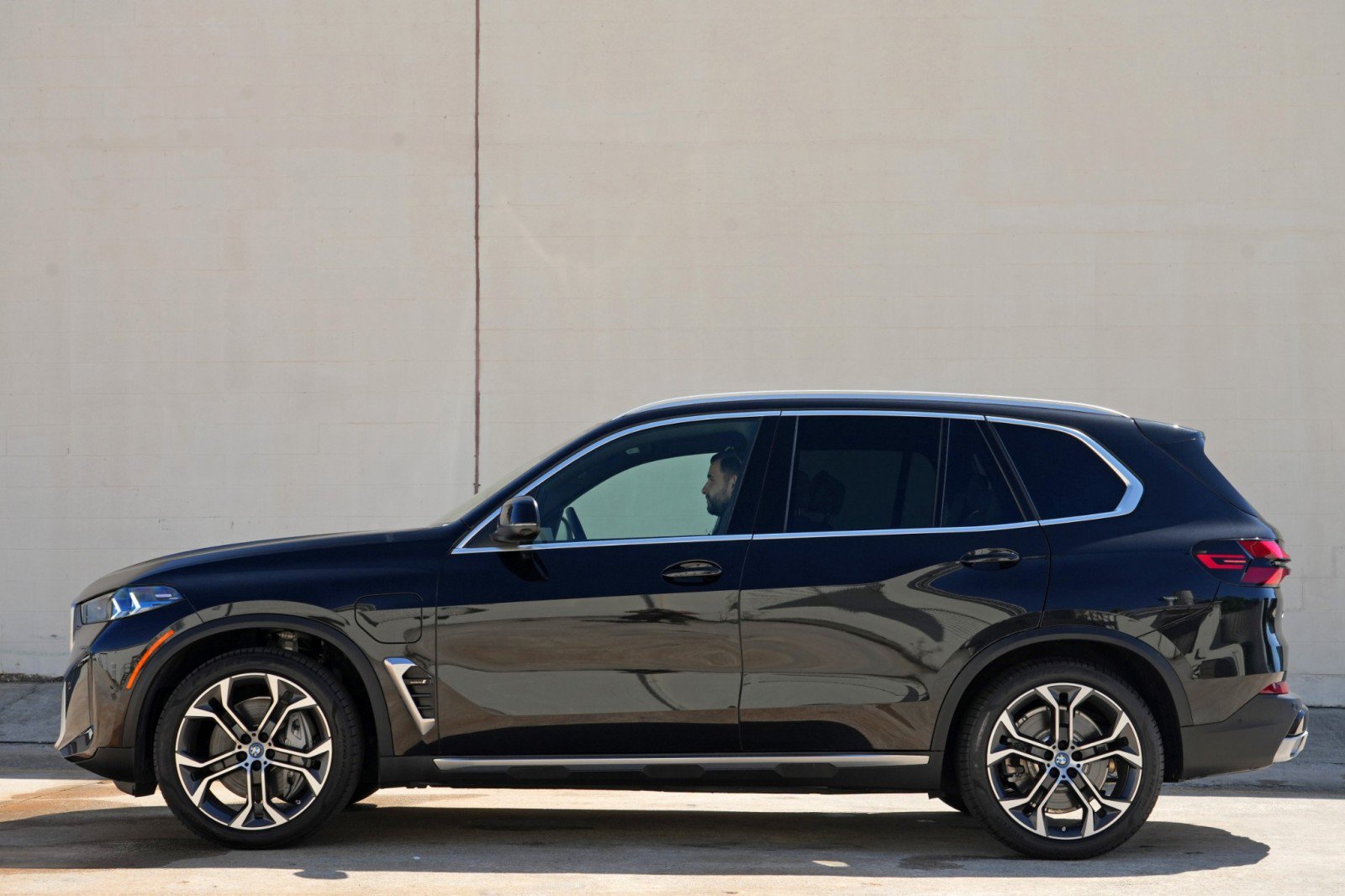 Used 2024 BMW X5 xDrive50e w/ Premium Package AWD/4WD image 8