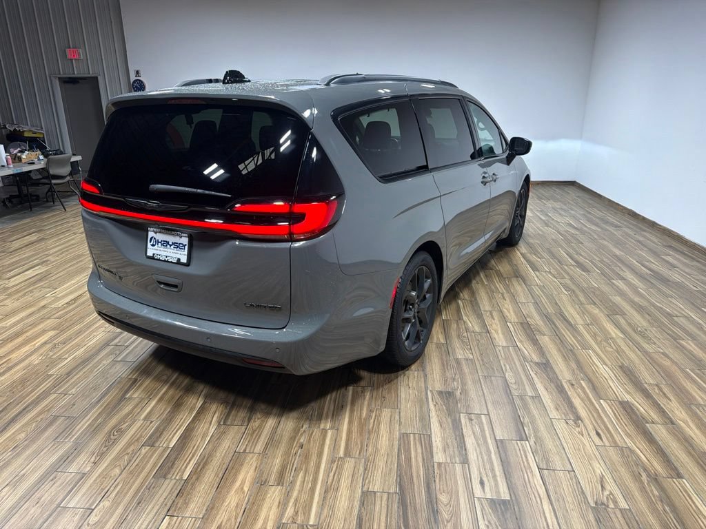 Used 2025 Chrysler Pacifica Limited FWD image 23