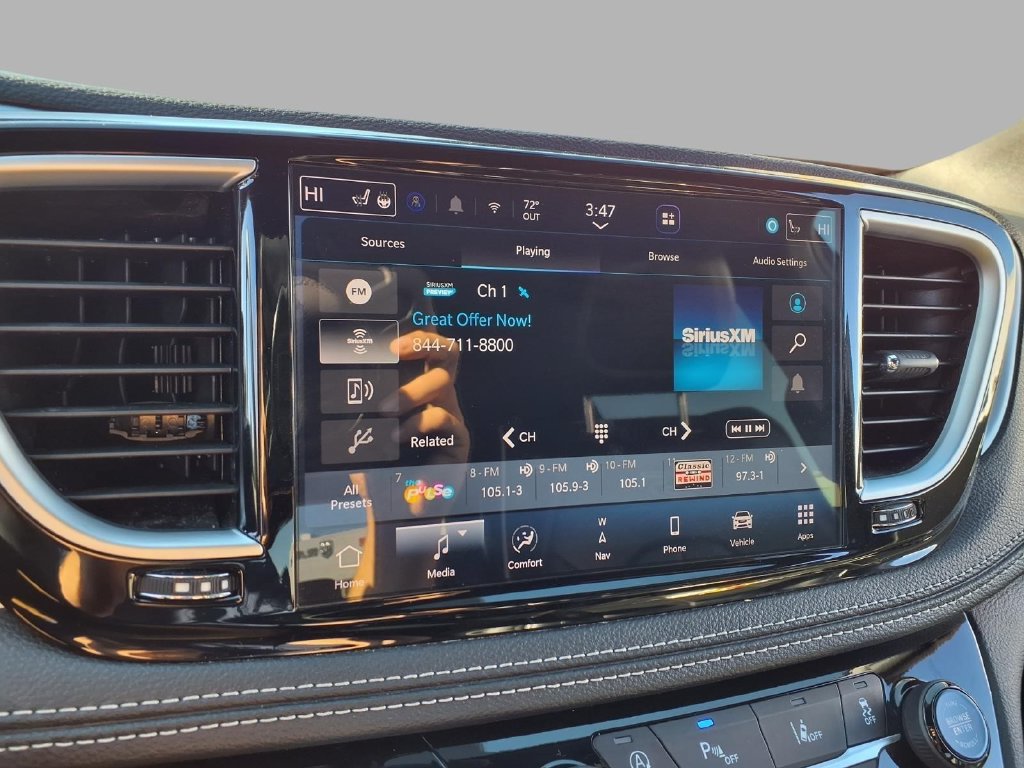 Used 2025 Chrysler Pacifica Limited FWD image 6